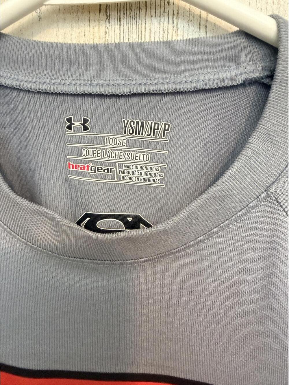 Under Boys YSM Armour Superman HeatGear Loose Fit T-Shirt - Picture 2 of 4